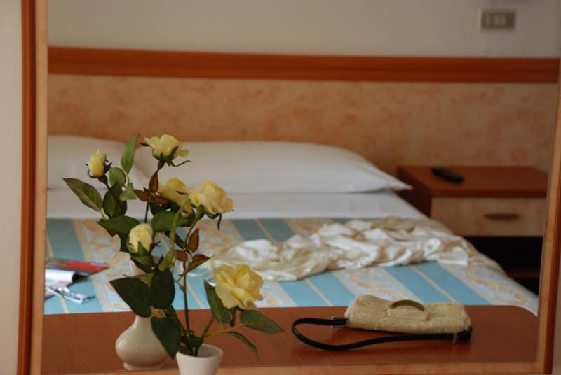 Hotel Serenella Vintage Римини Экстерьер фото