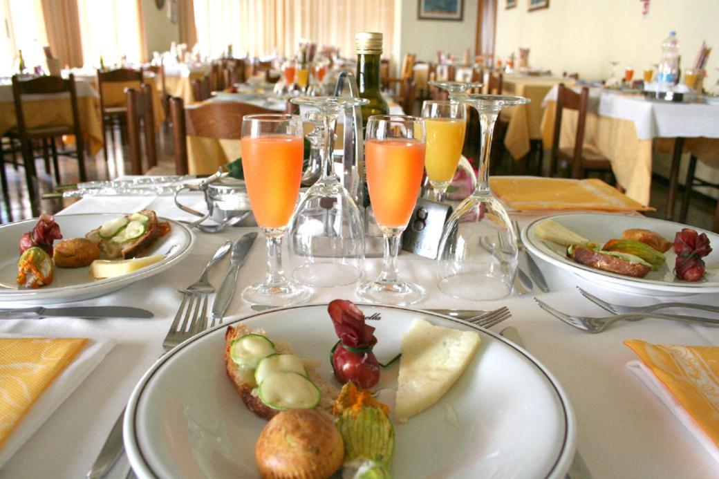 Hotel Serenella Vintage Римини Экстерьер фото
