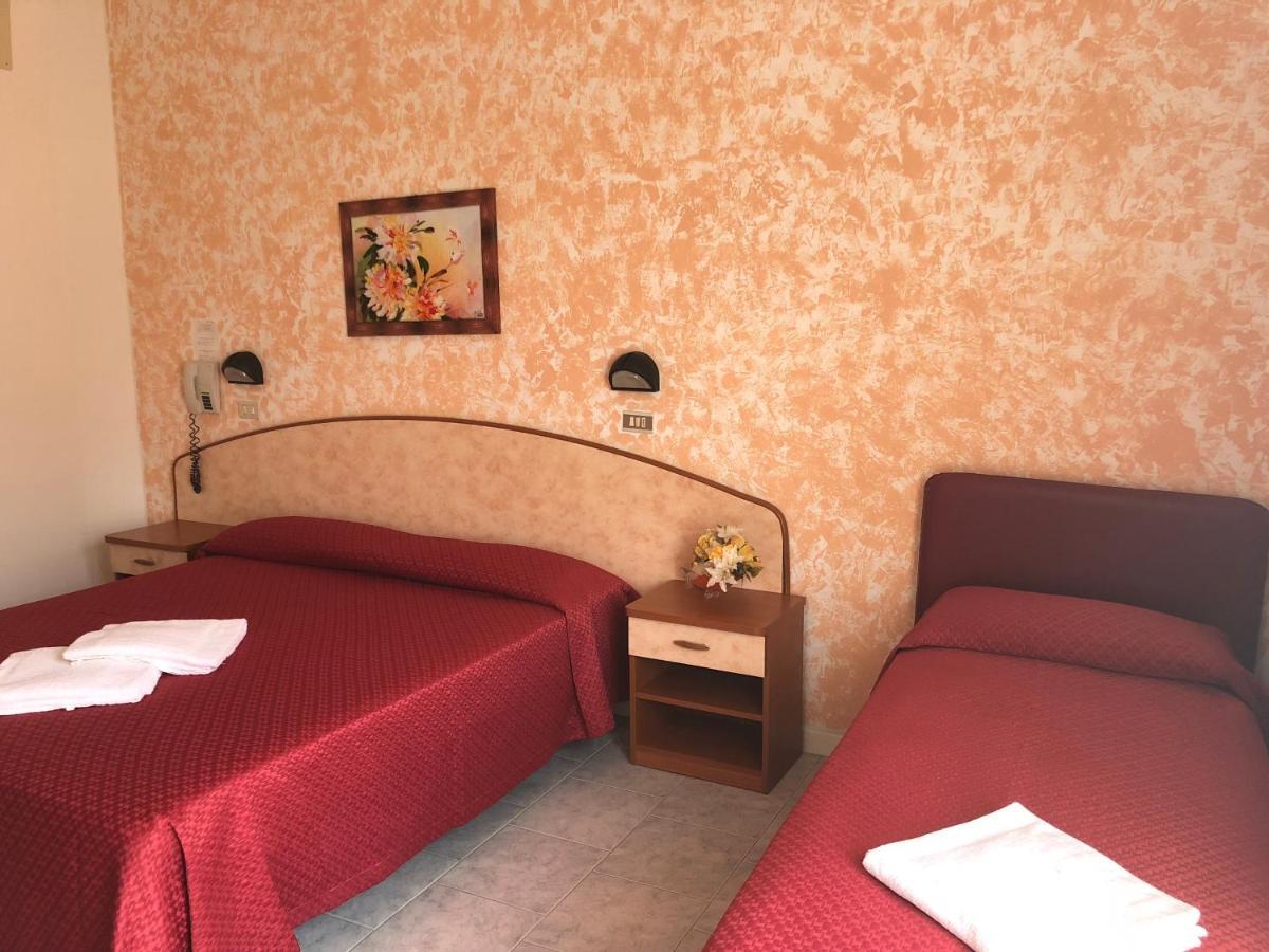 Hotel Serenella Vintage Римини Экстерьер фото