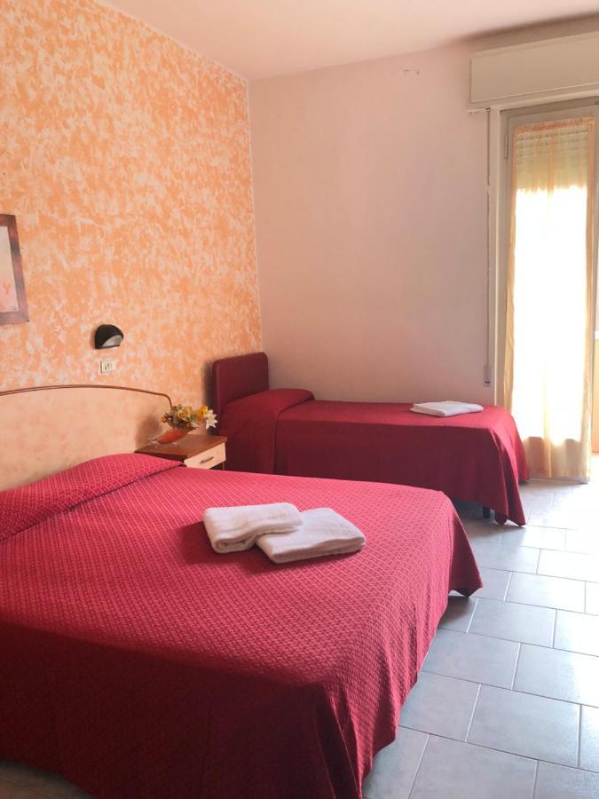 Hotel Serenella Vintage Римини Экстерьер фото
