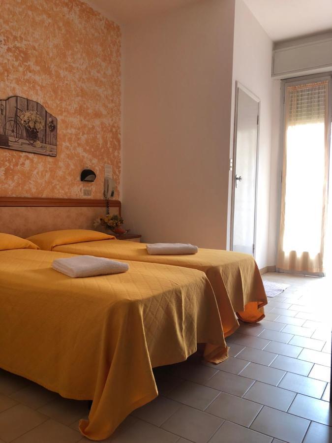 Hotel Serenella Vintage Римини Экстерьер фото