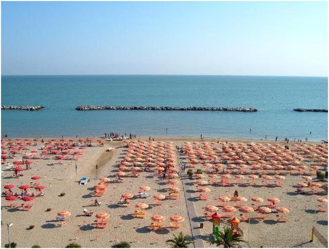 Hotel Serenella Vintage Римини Экстерьер фото