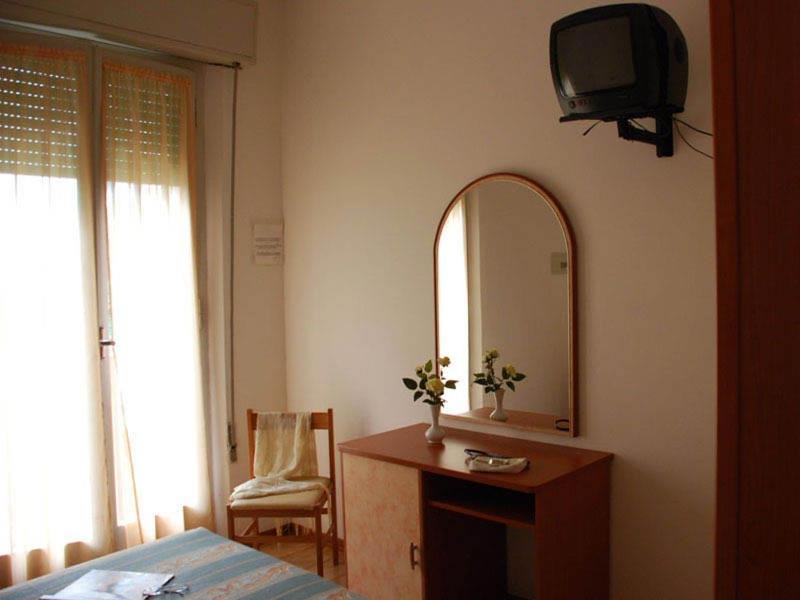 Hotel Serenella Vintage Римини Экстерьер фото